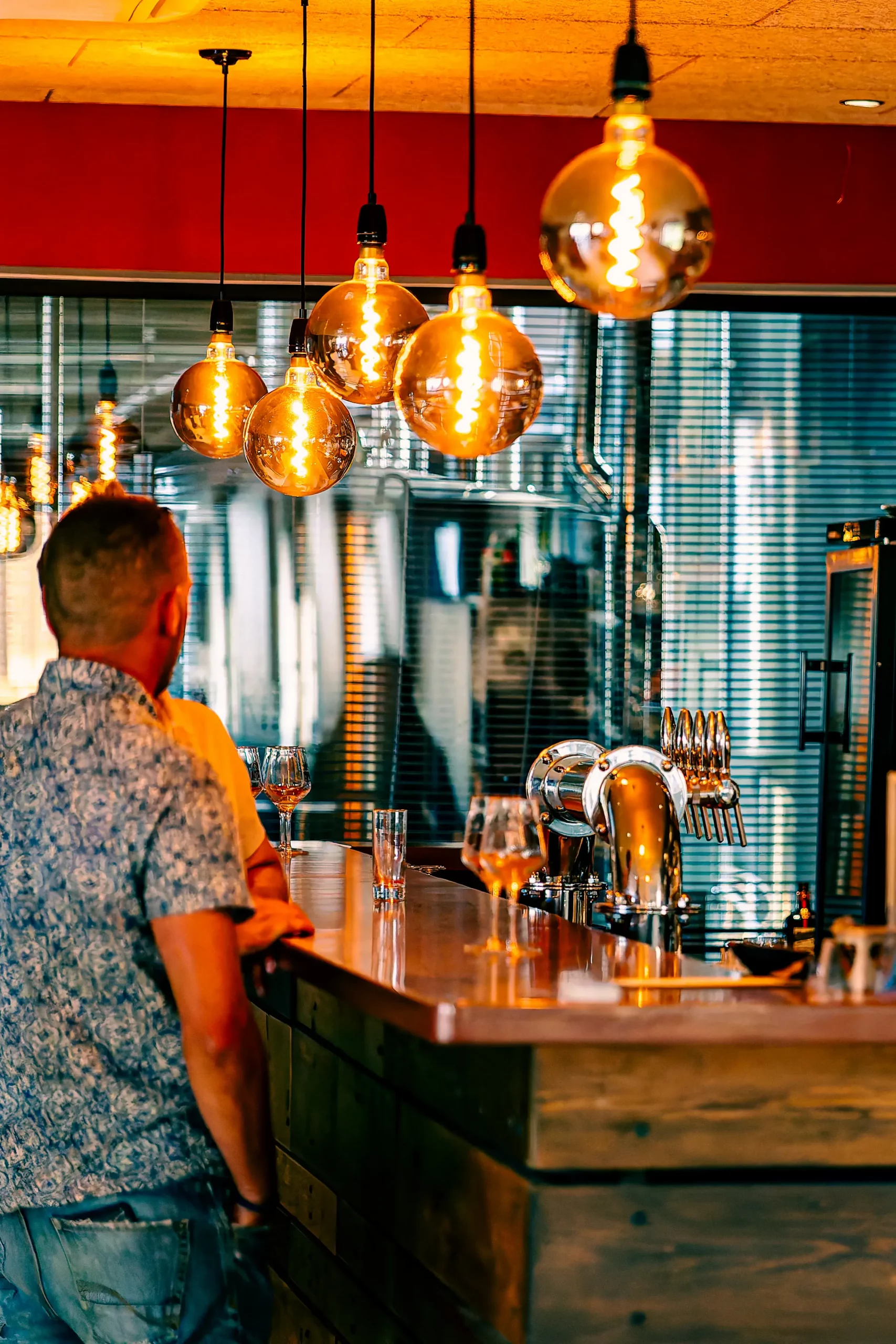 Vue d’un bâtiment professionnel et de ses extérieurs aménagés