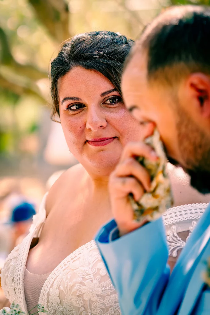 Portrait de la mariée avec le marié en arrière-plan