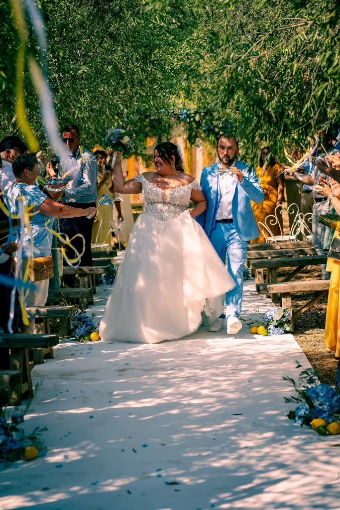 La mariée avance entre les invités