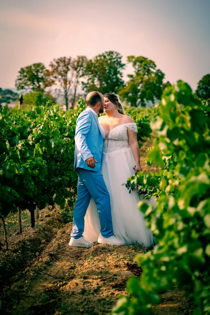 Le couple photographié près des vignes