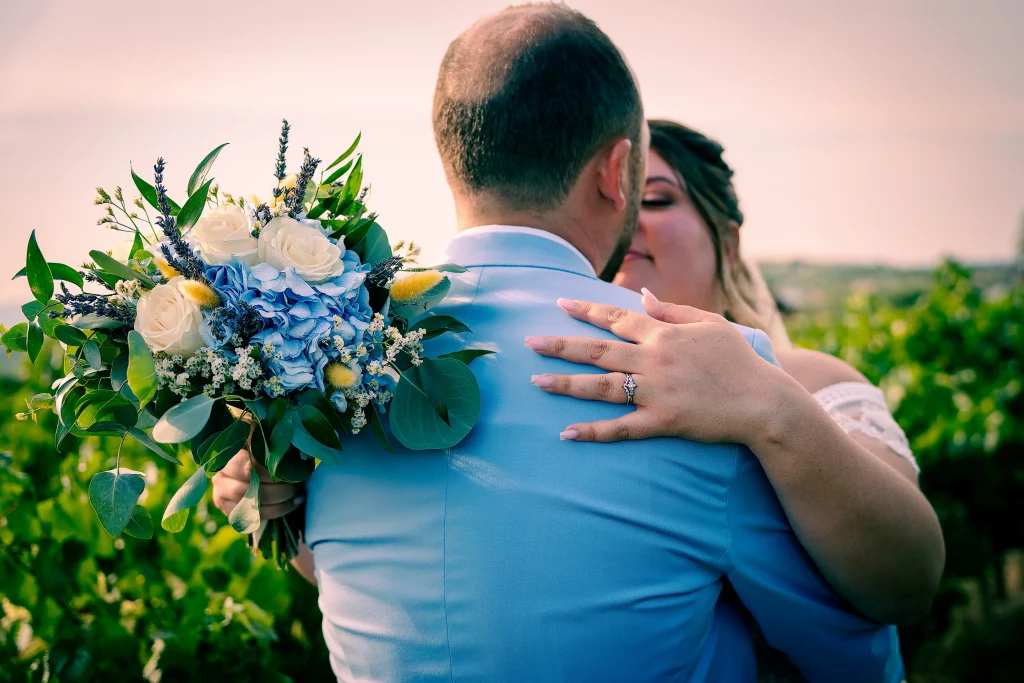 Étreinte du couple autour d’un bouquet