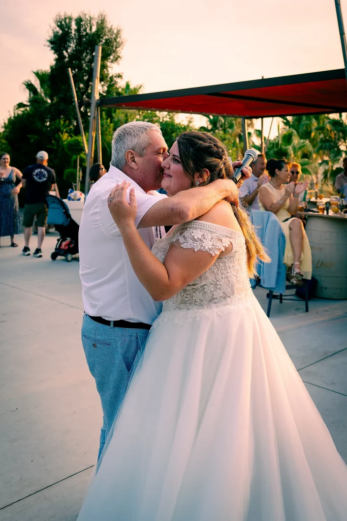 Le couple danse à l’extérieur