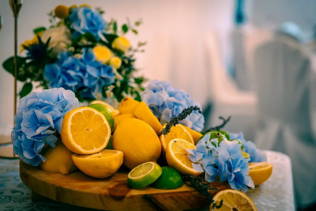 Composition florale bleue et jaune au Mas de Laux