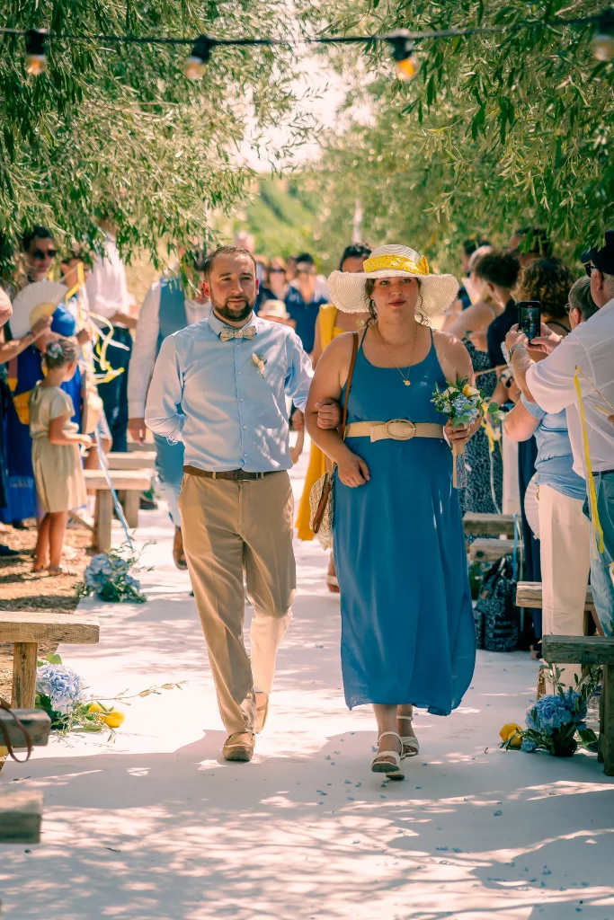 Des invités rejoignent le couple en extérieur