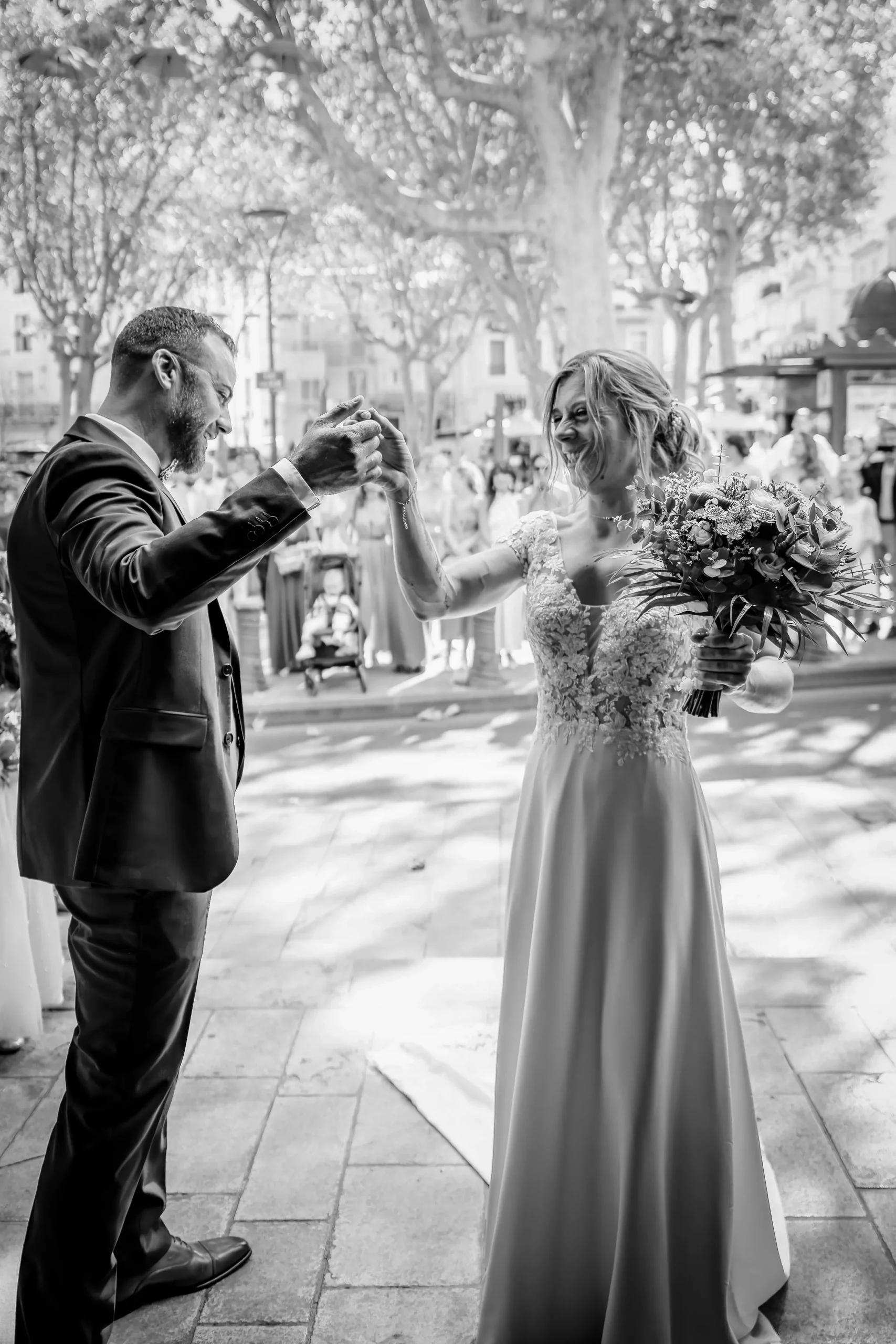 Mariés devant la mairie qui danse
