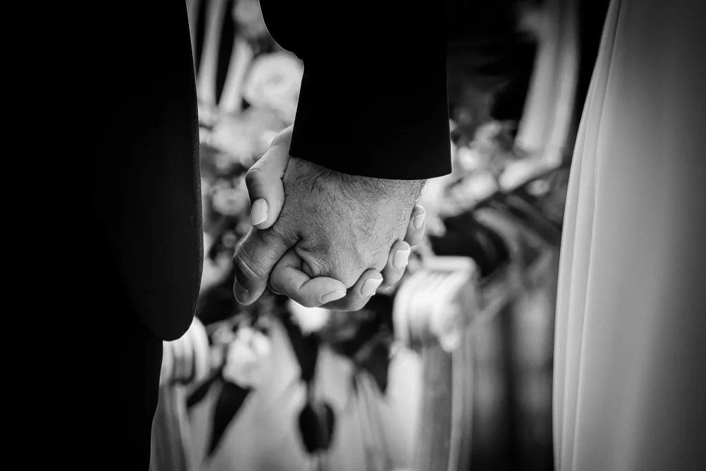 Échange de regards pendant une cérémonie de mariage en Occitanie
