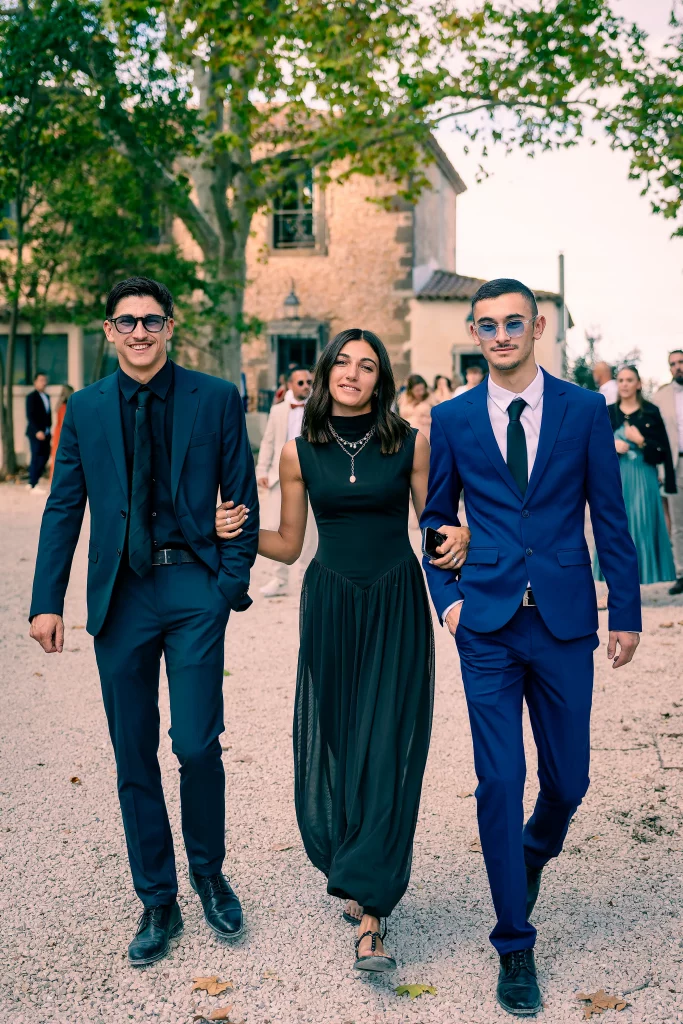 Des invités rejoignent le lieu de réception
