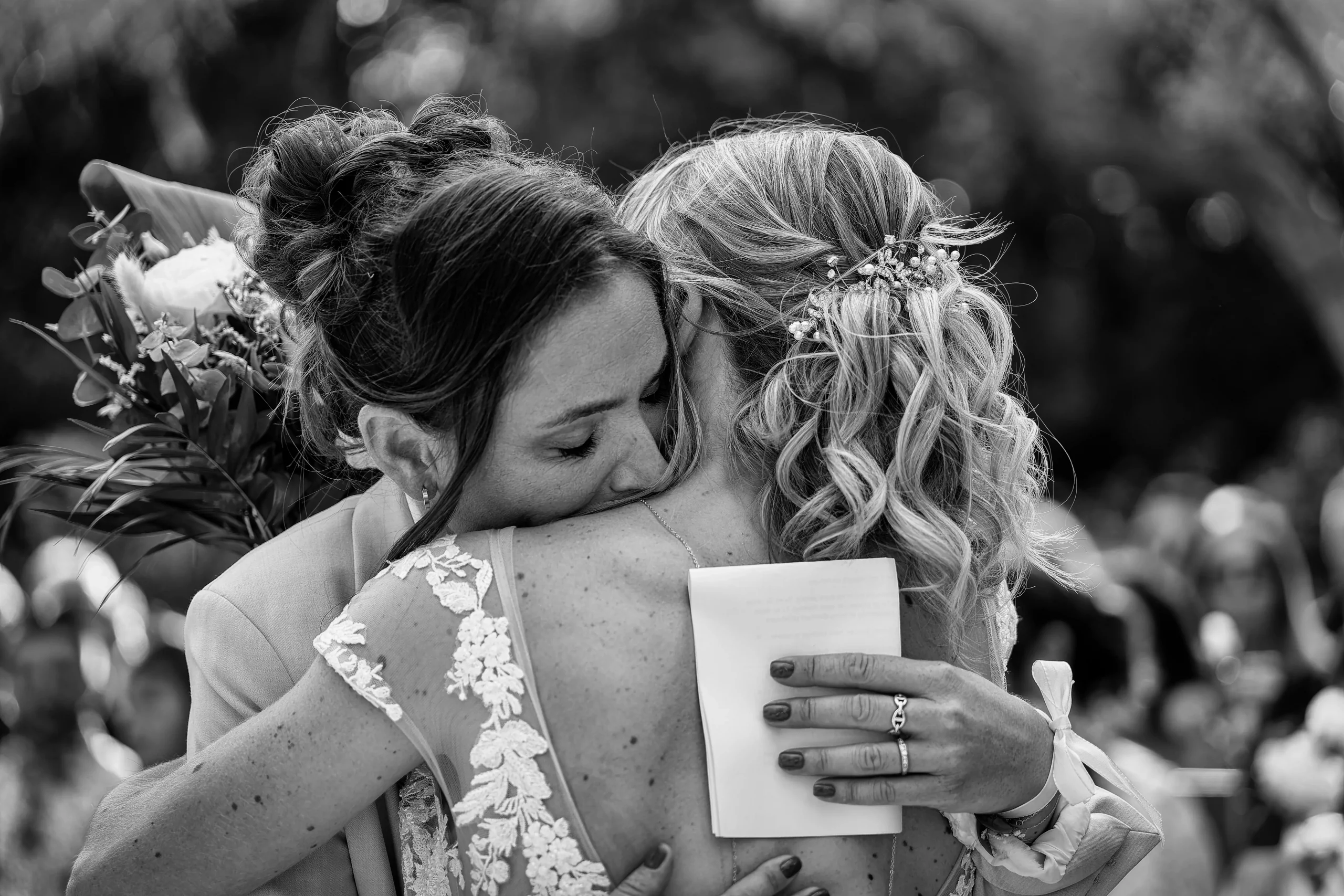 Couple de mariés enlacés au bord d’un pont