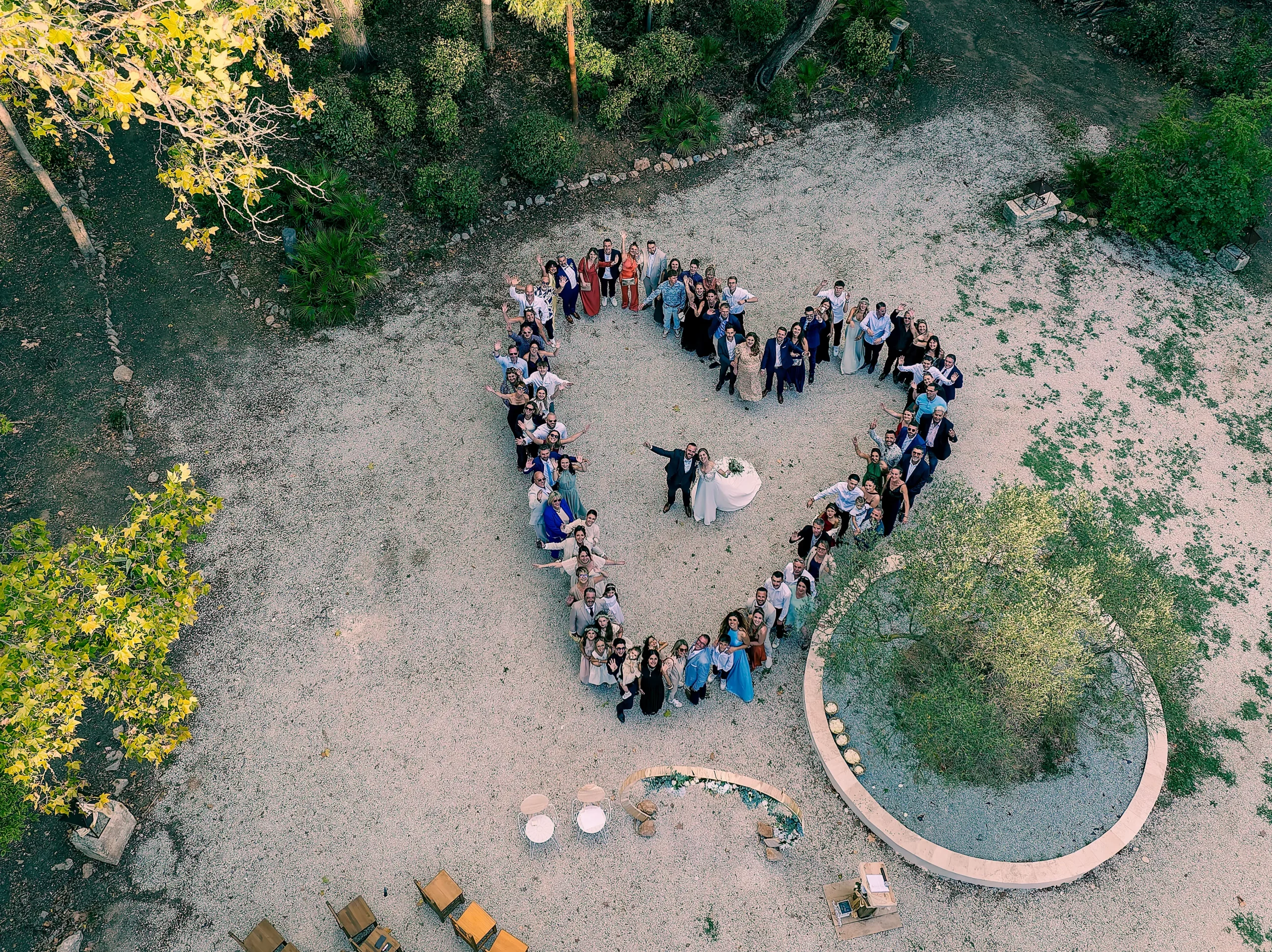 Vue au drone d'un coeur realisé par les invités