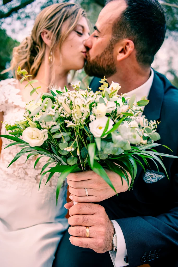 Portrait des mariés avec un bouquet de fleurs