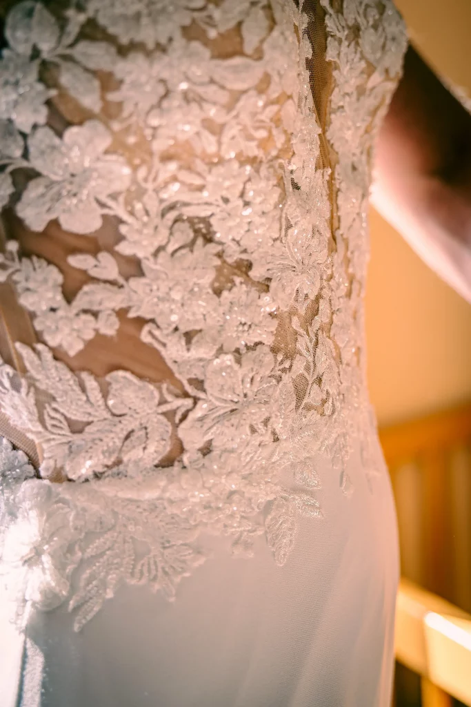 Détail de la robe de mariée avant la cérémonie