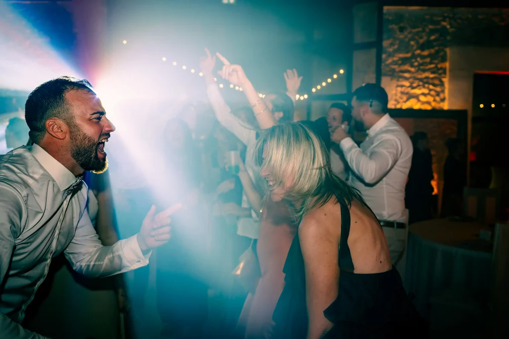 Les mariés et leurs invités dansent pendant la soirée