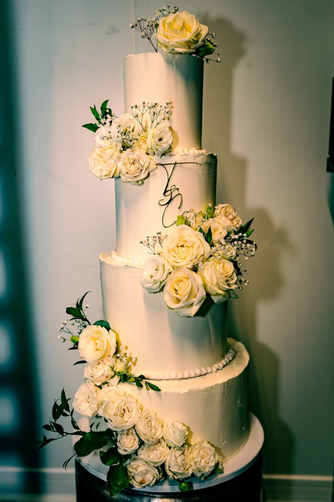 Gâteau de mariage décoré de fleurs