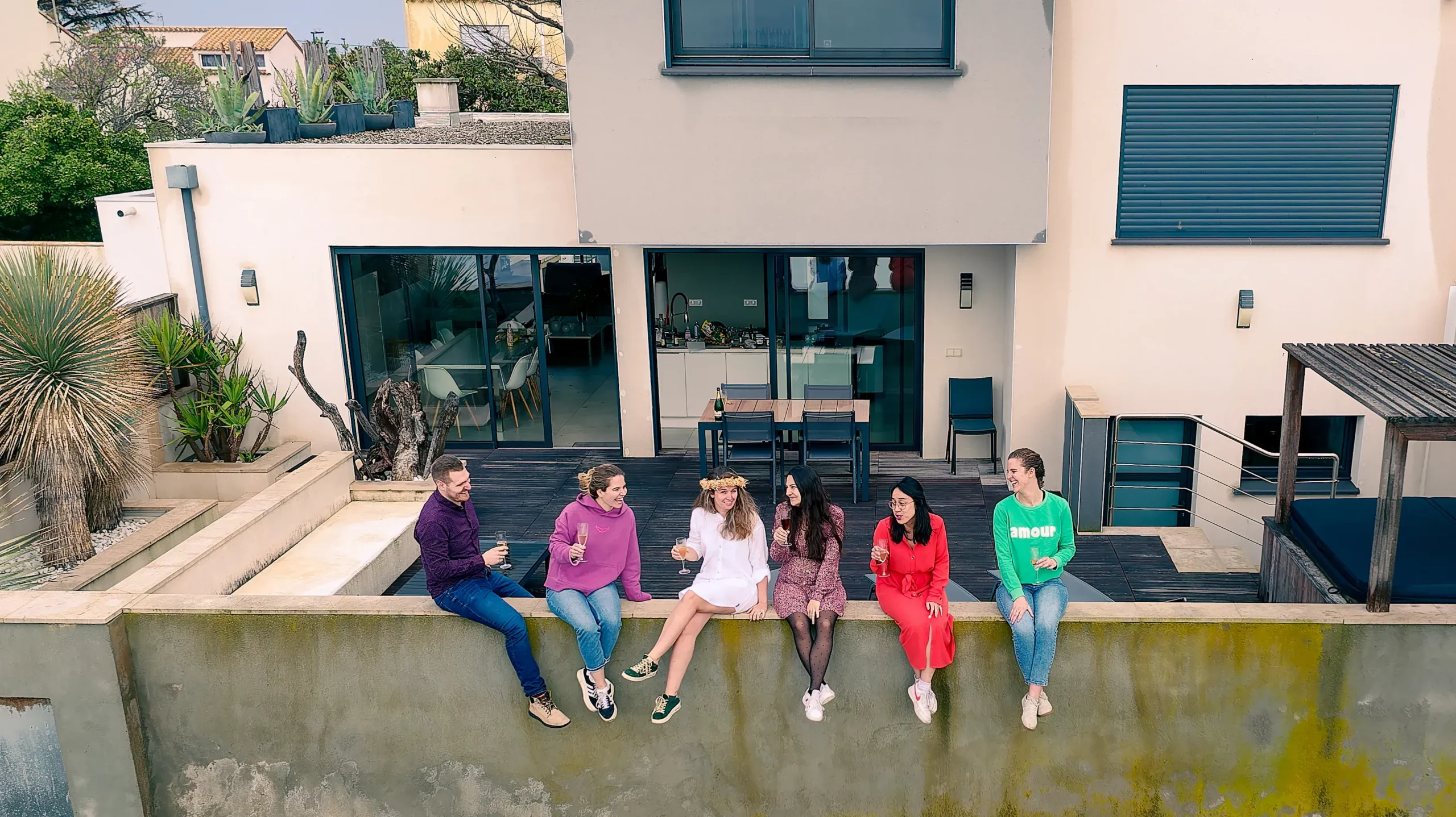 Groupe d’amies souriantes lors d’un EVJF