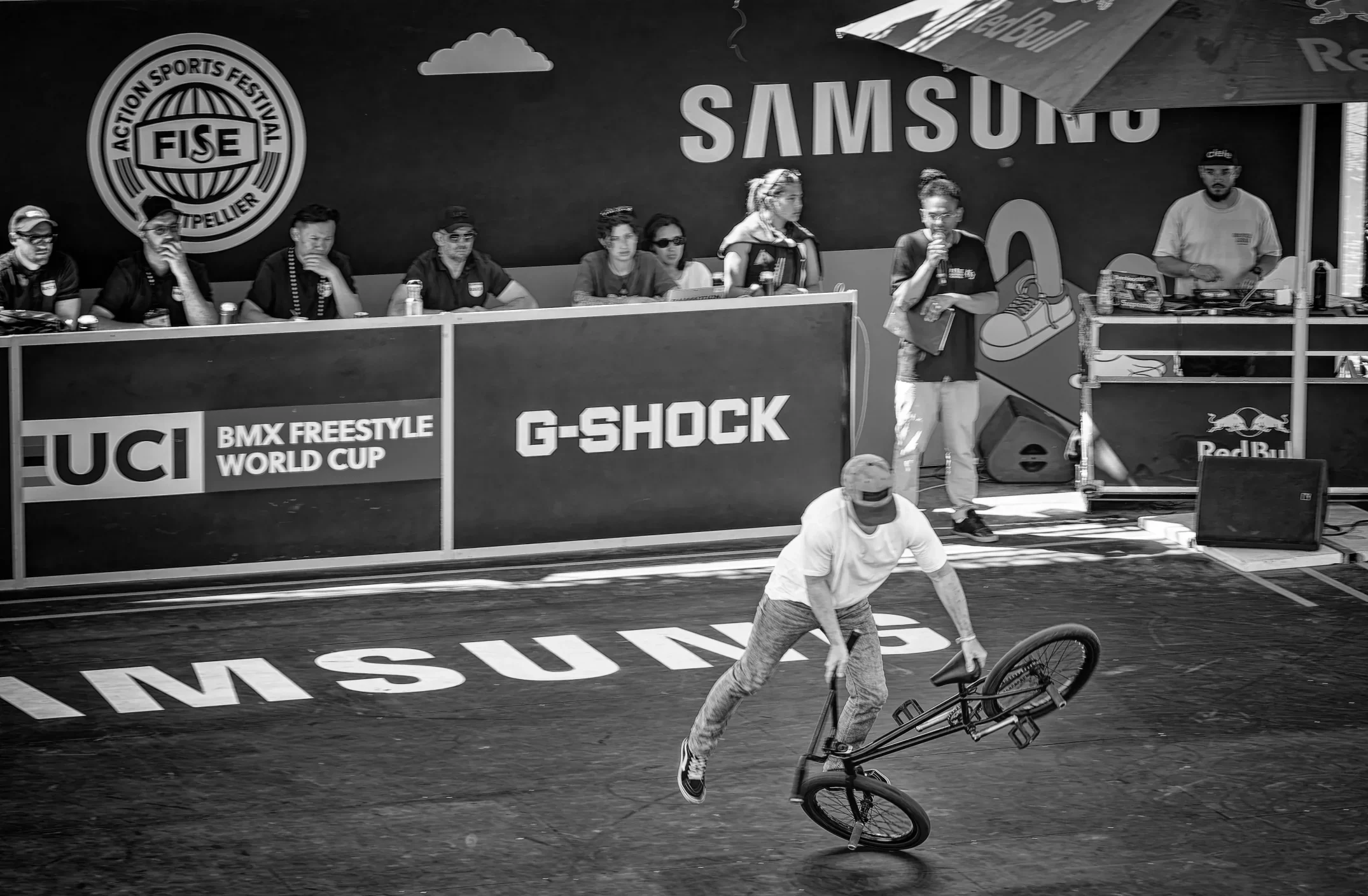 Scène d’un évènement sportif professionnel avec les participants en action