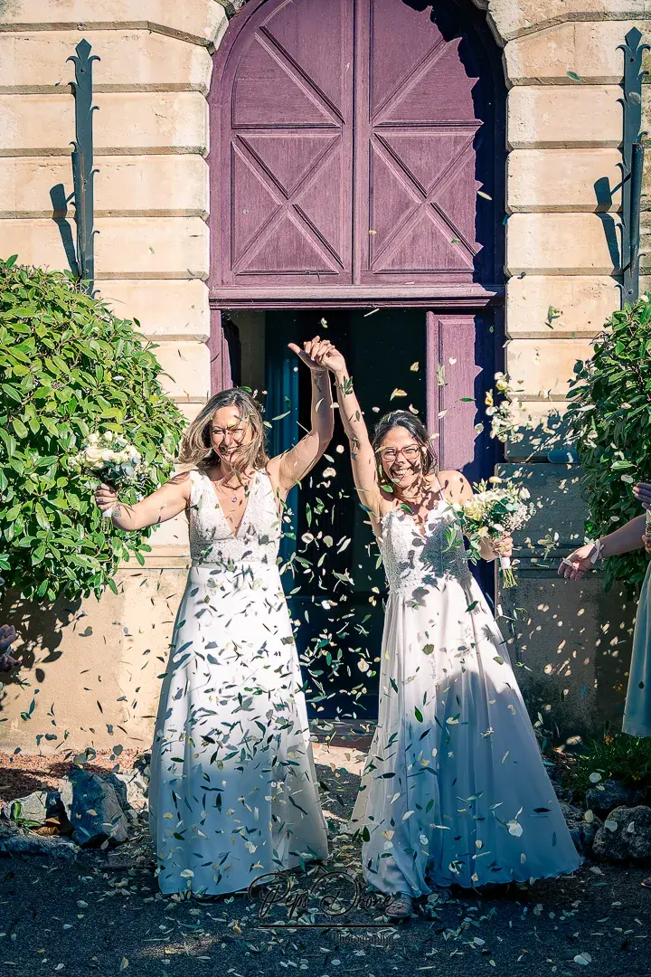 Couple de femmes devant la mairie de Grammont à Montpellier