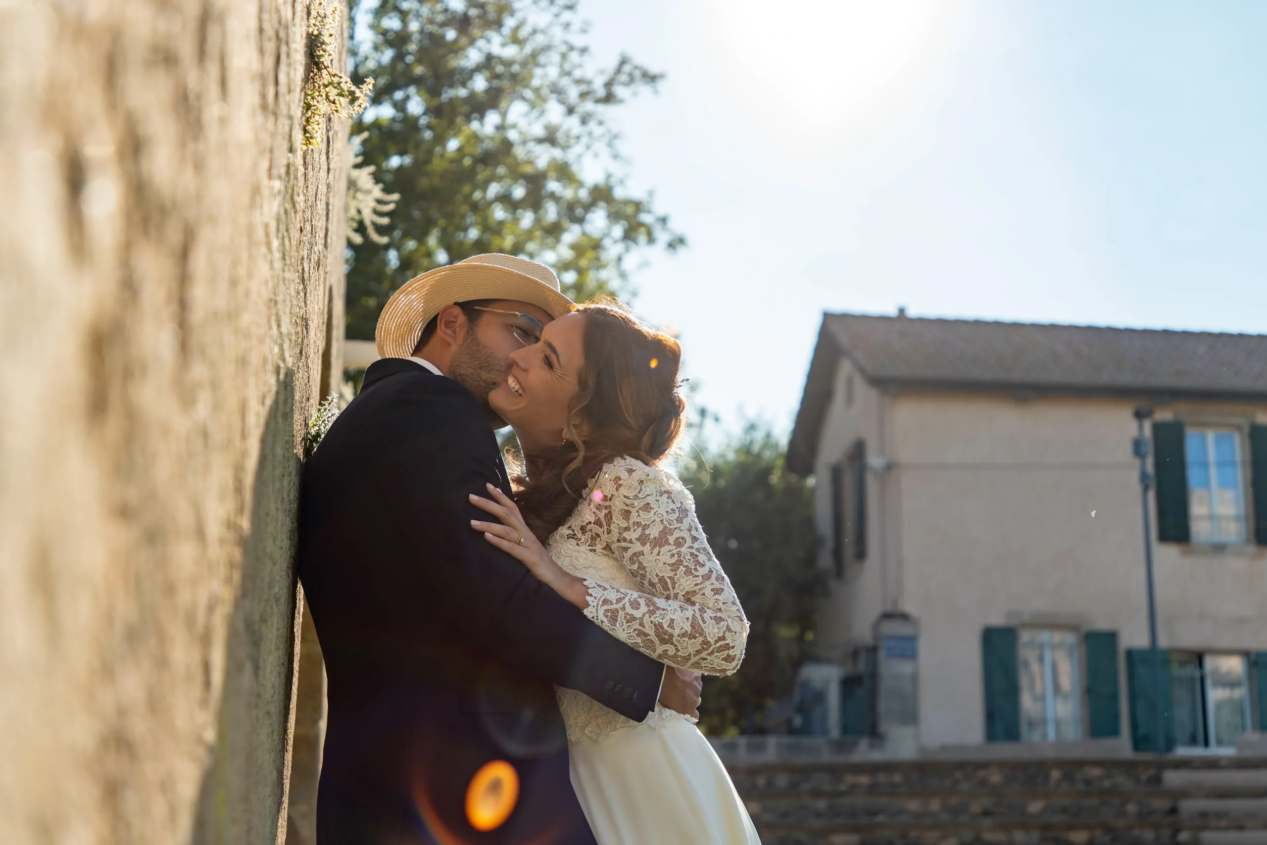 Couple enlacé dans les vignes