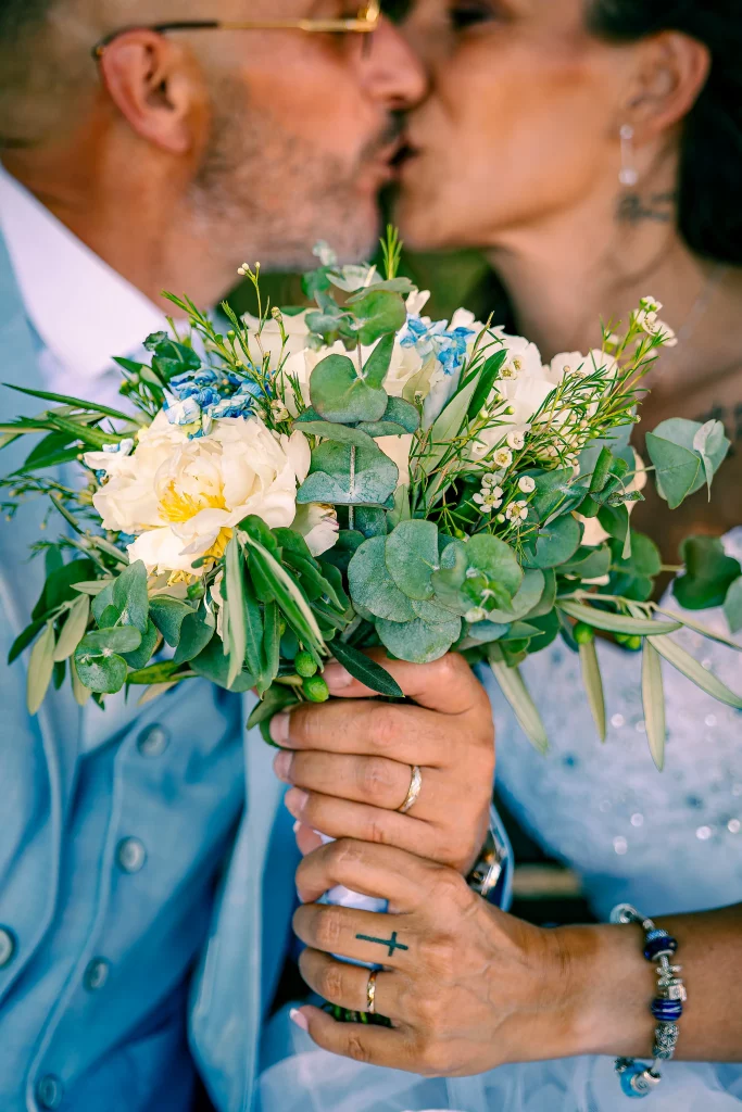 Le couple tient un bouquet de fleurs pendant la journée
