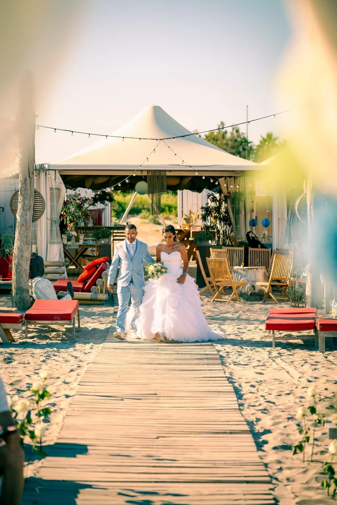 Le couple avance sur l’allée aménagée sur le sable