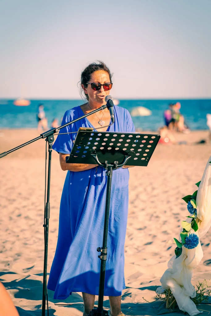 Intervenante pendant la cérémonie sur la plage