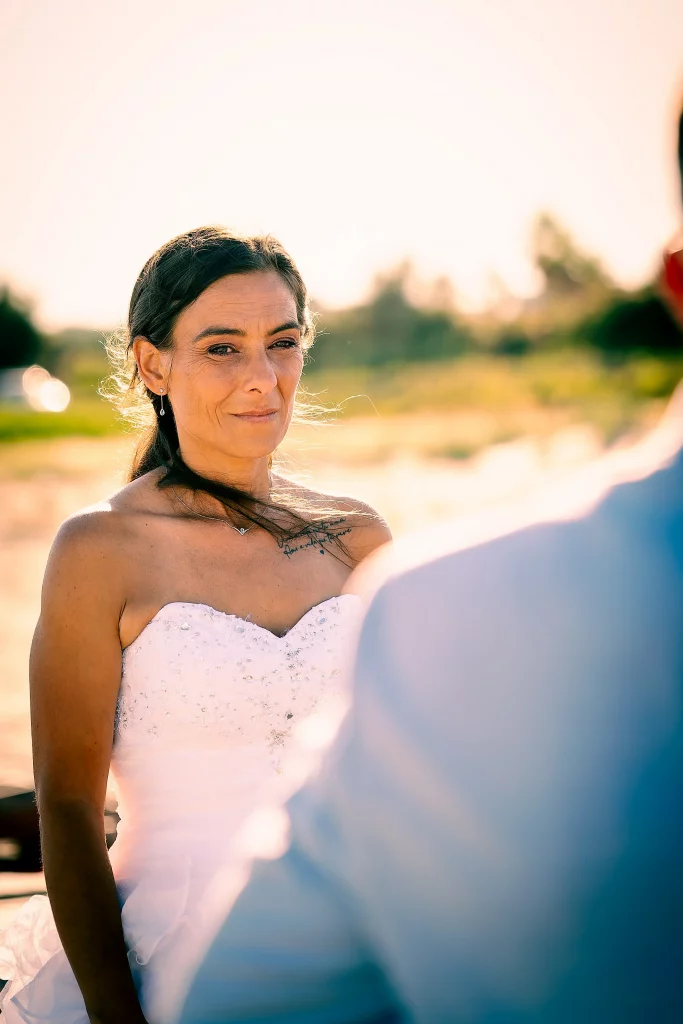 Portrait de la mariée dans la lumière du soir