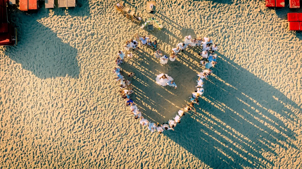 Vue aérienne d’un groupe réuni sur la plage