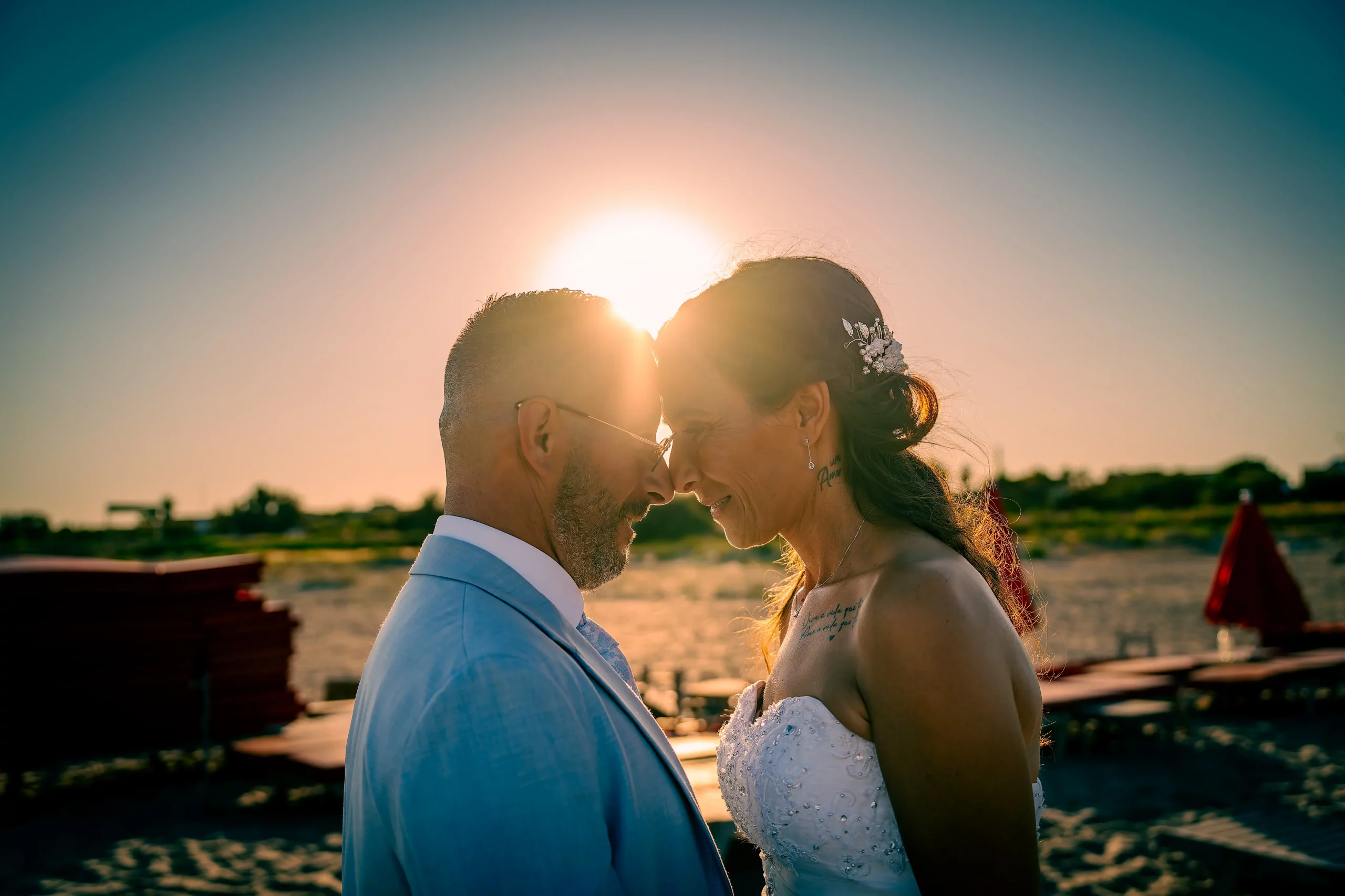 Couple devant le coucher de soleil