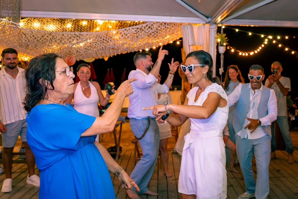 Le couple et ses proches sur la piste de danse