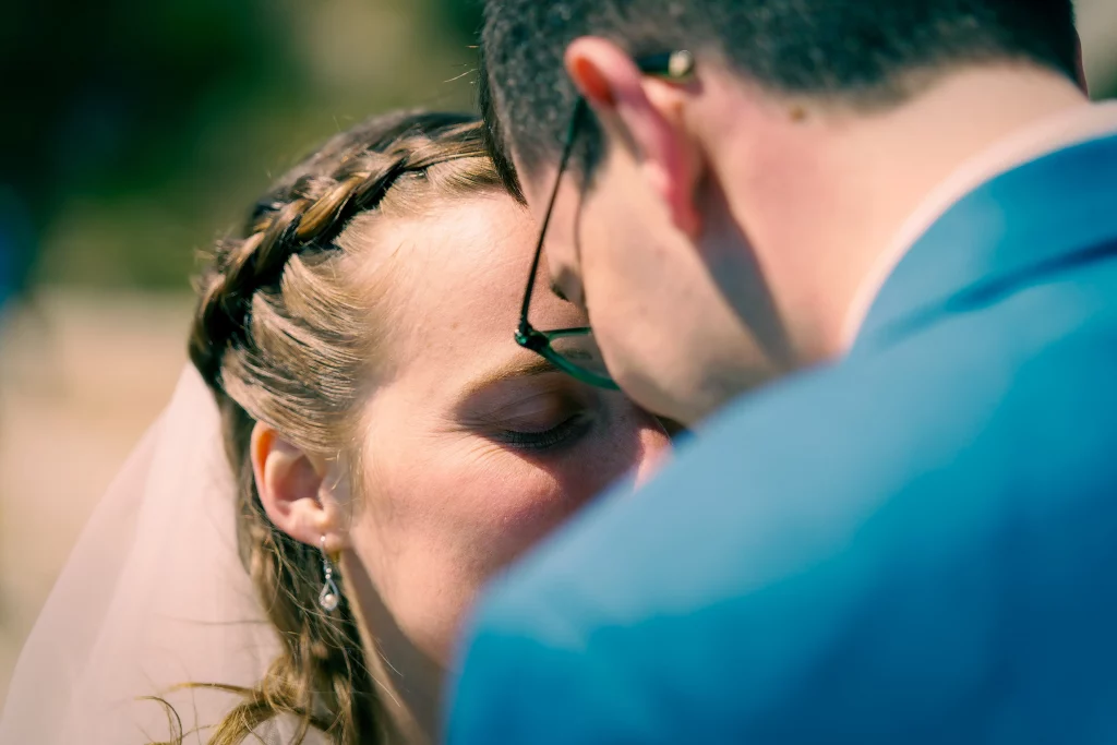 Le couple échange un baiser en gros plan