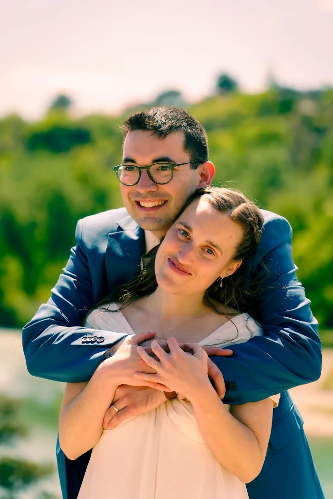 Portrait spontané du couple au soleil