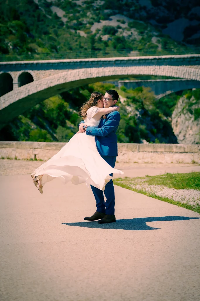Le couple danse près du pont de pierre