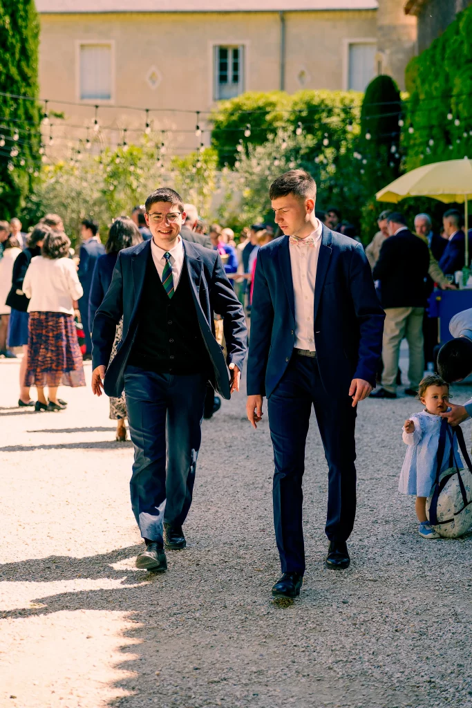 Des invités arrivent dans la cour du château