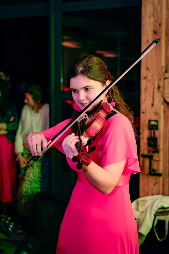 Musicienne au violon pendant la réception