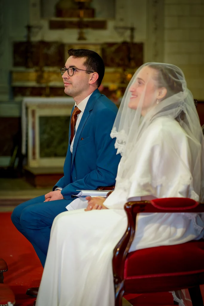 Les mariés assis pendant la cérémonie à l’église Saint-Sauveur d’Aniane