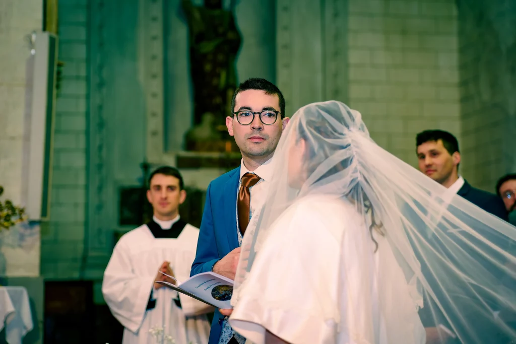 Les mariés vus de côté dans l’église Saint-Sauveur d’Aniane