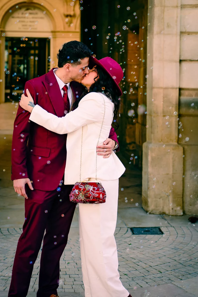 Le couple échange un baiser à la sortie de la cérémonie
