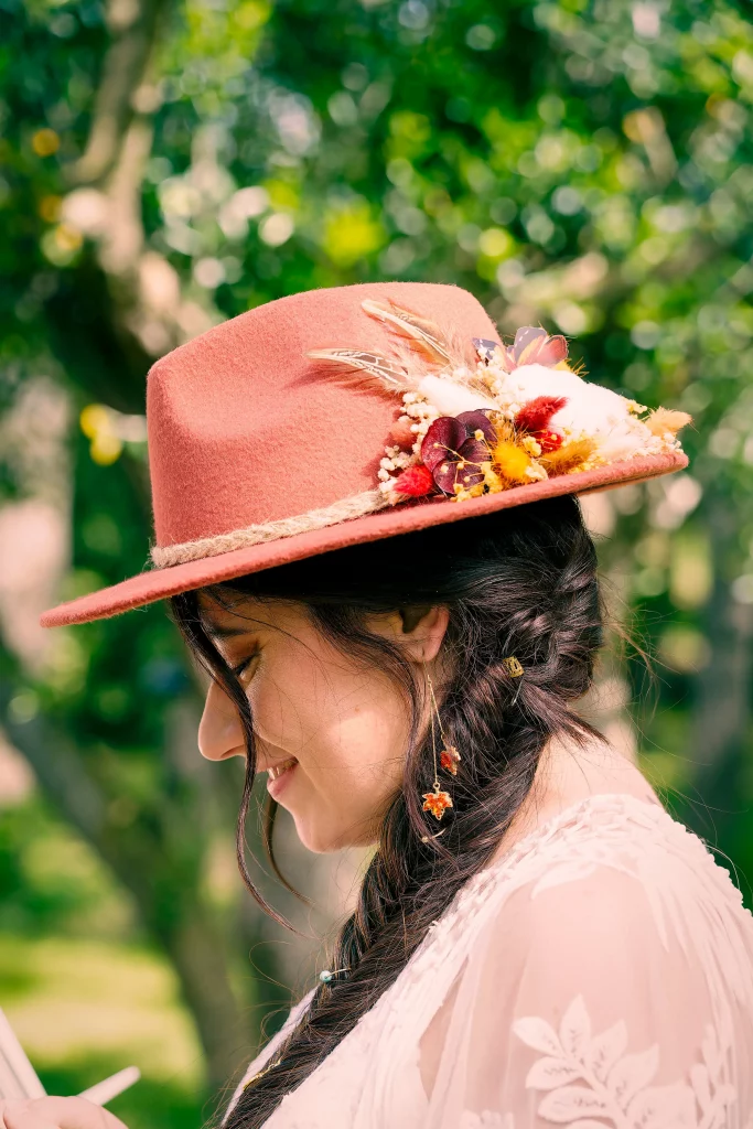 Portrait de la mariée avec son chapeau fleuri