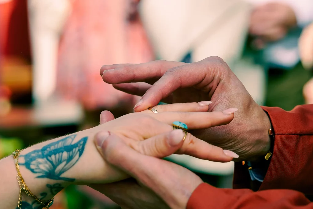 Gros plan sur les mains et les alliances