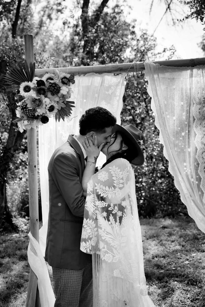 Portrait noir et blanc du couple sous une arche