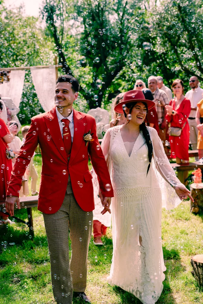 Le couple marche parmi ses proches