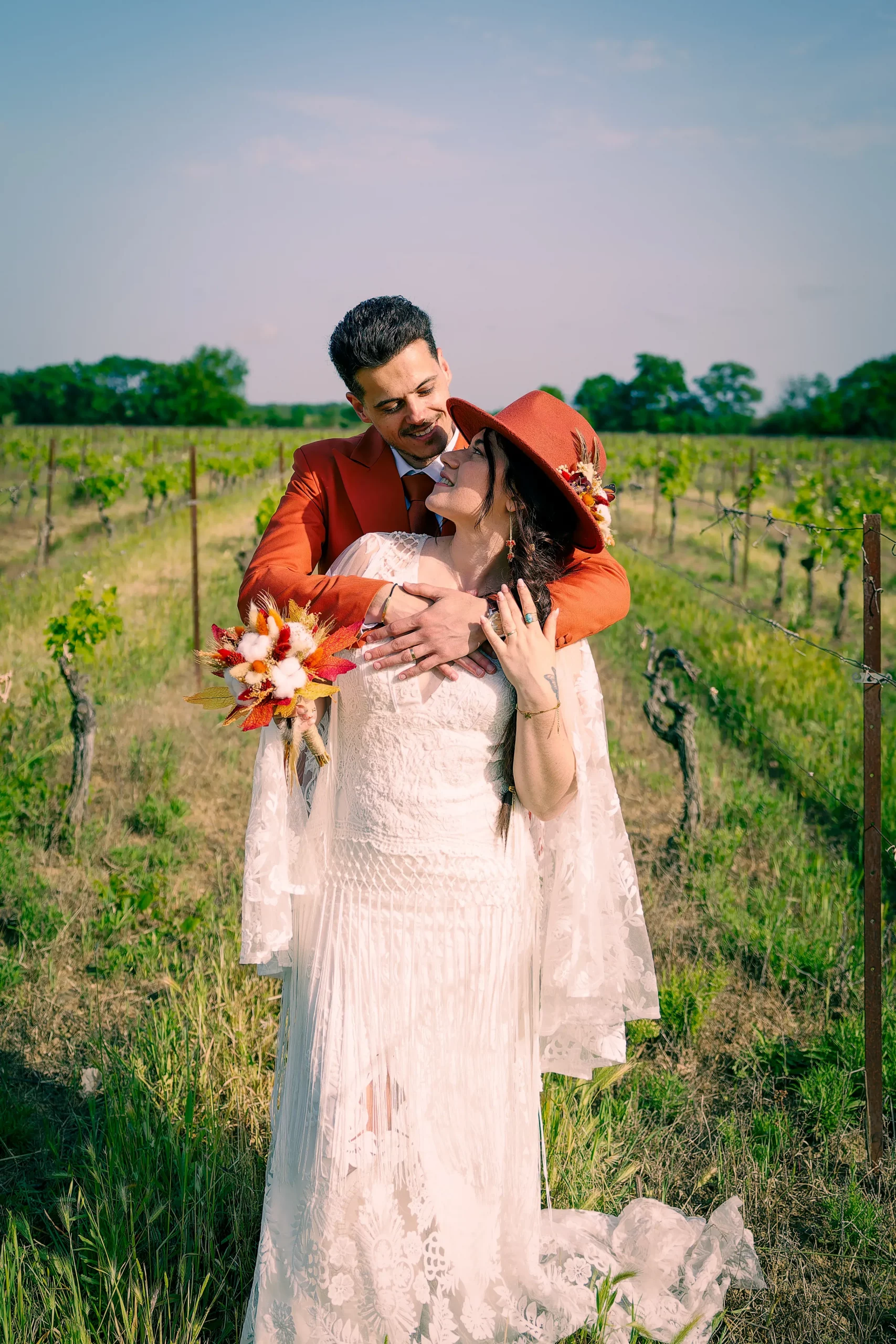 Photo enlacée d'un couple dans les vignes