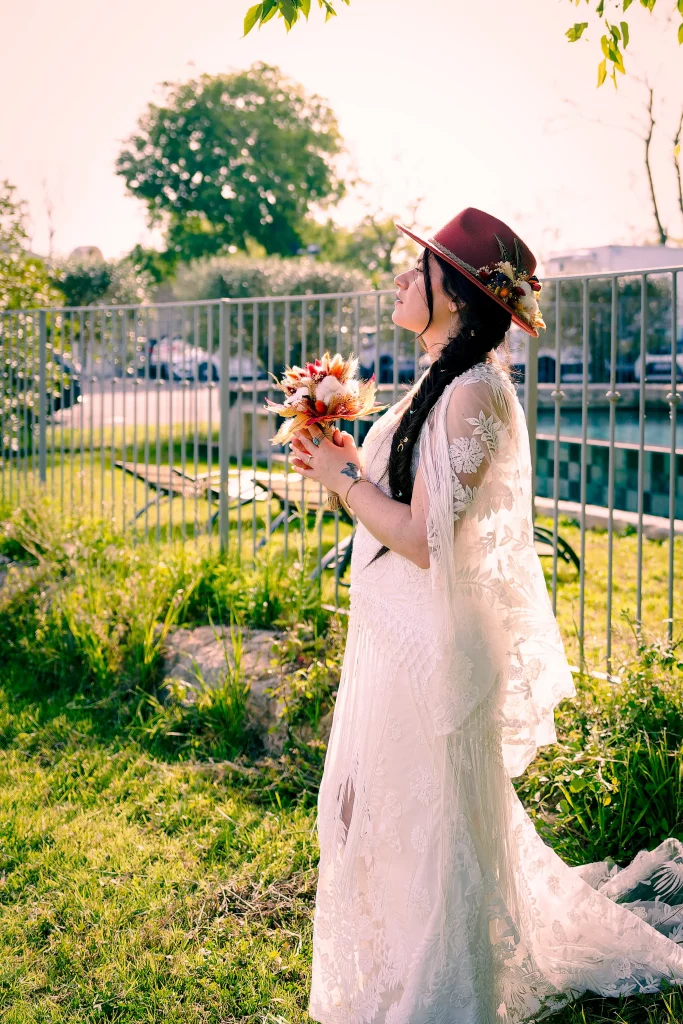 Portrait de la mariée près des vignes