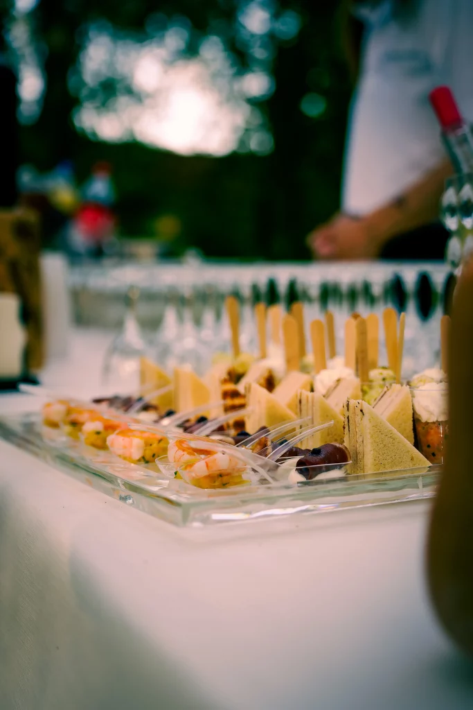 Détails du buffet installé pour la réception