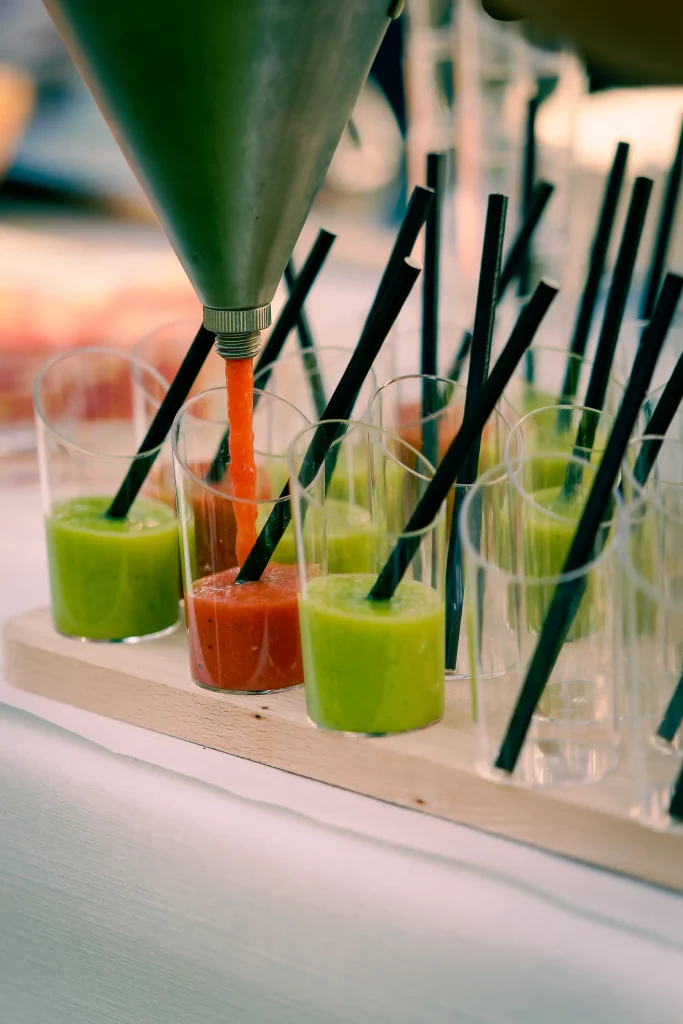 Boissons colorées préparées pour la réception