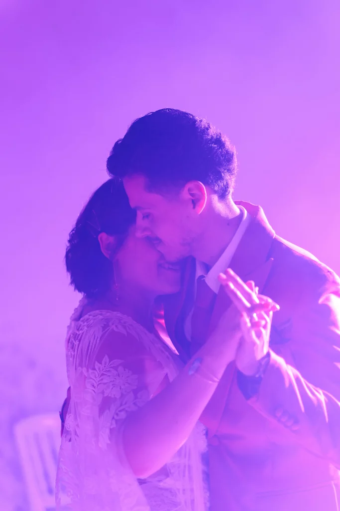 Le couple danse pendant la soirée
