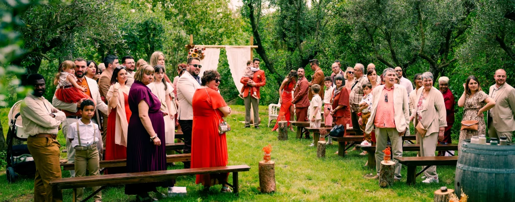 Invités rassemblés dans le jardin