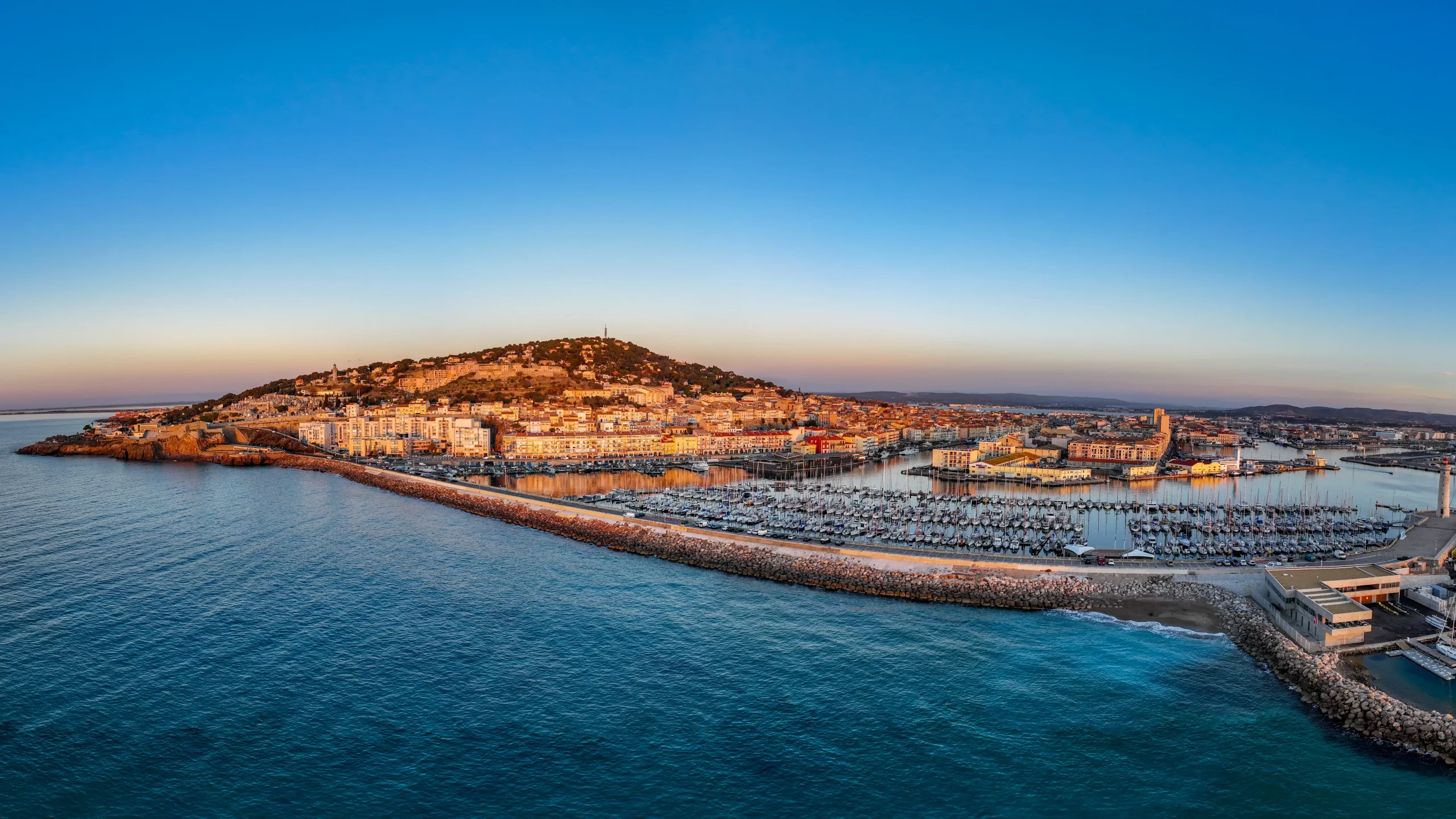 Sète au lever du jour