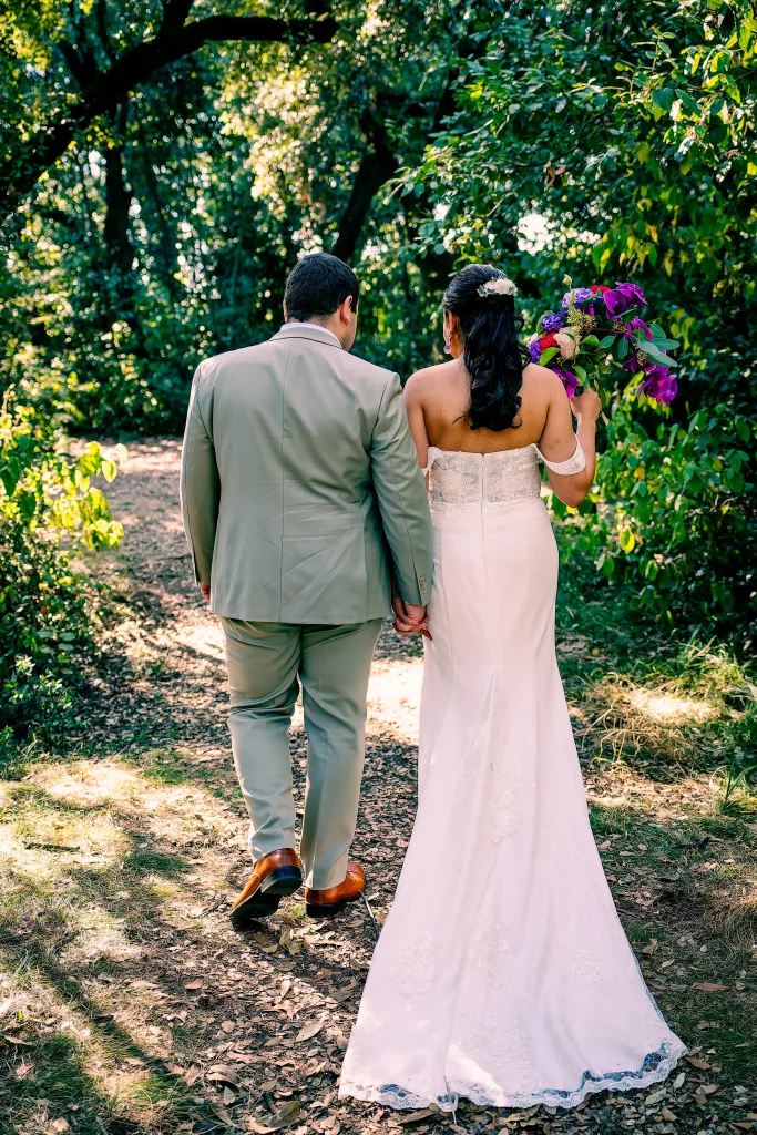 Le couple marche de dos dans le jardin