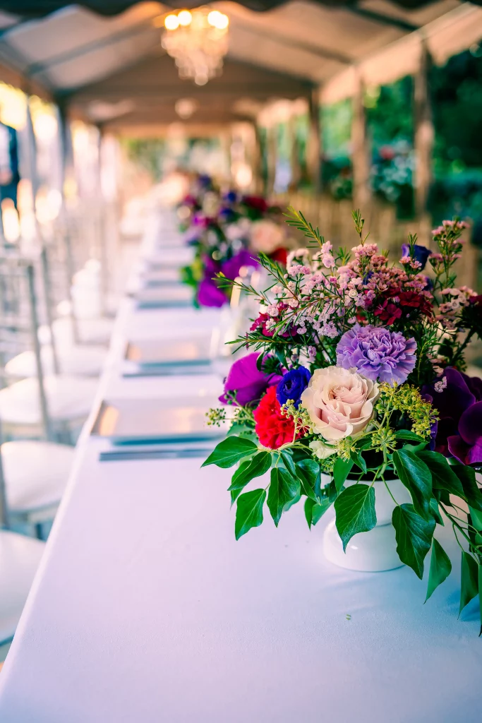 Bouquet coloré au centre d’une table de mariage