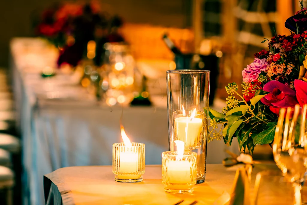 Bougies et fleurs sur une table pendant la soirée